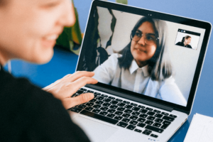 femme en visio - assistance visuelle