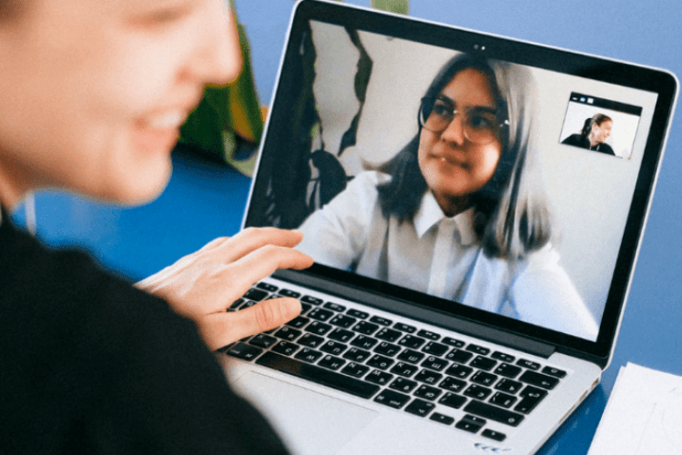 femme en visio - assistance visuelle