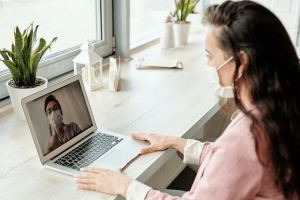 femme en visio devant son PC
